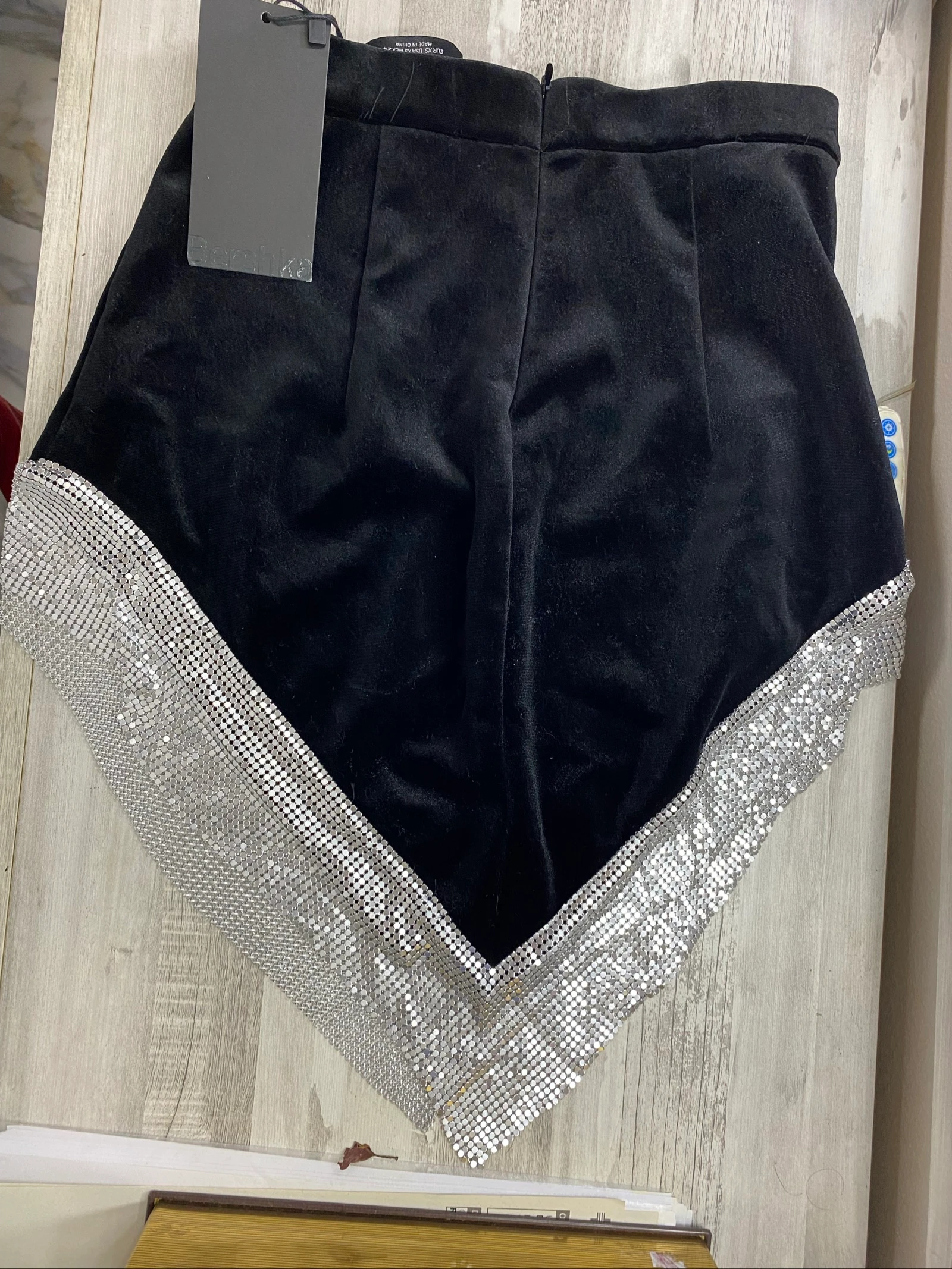 Minifalda Bershka de Terciopelo con Bajo Asimétrico de Brillos